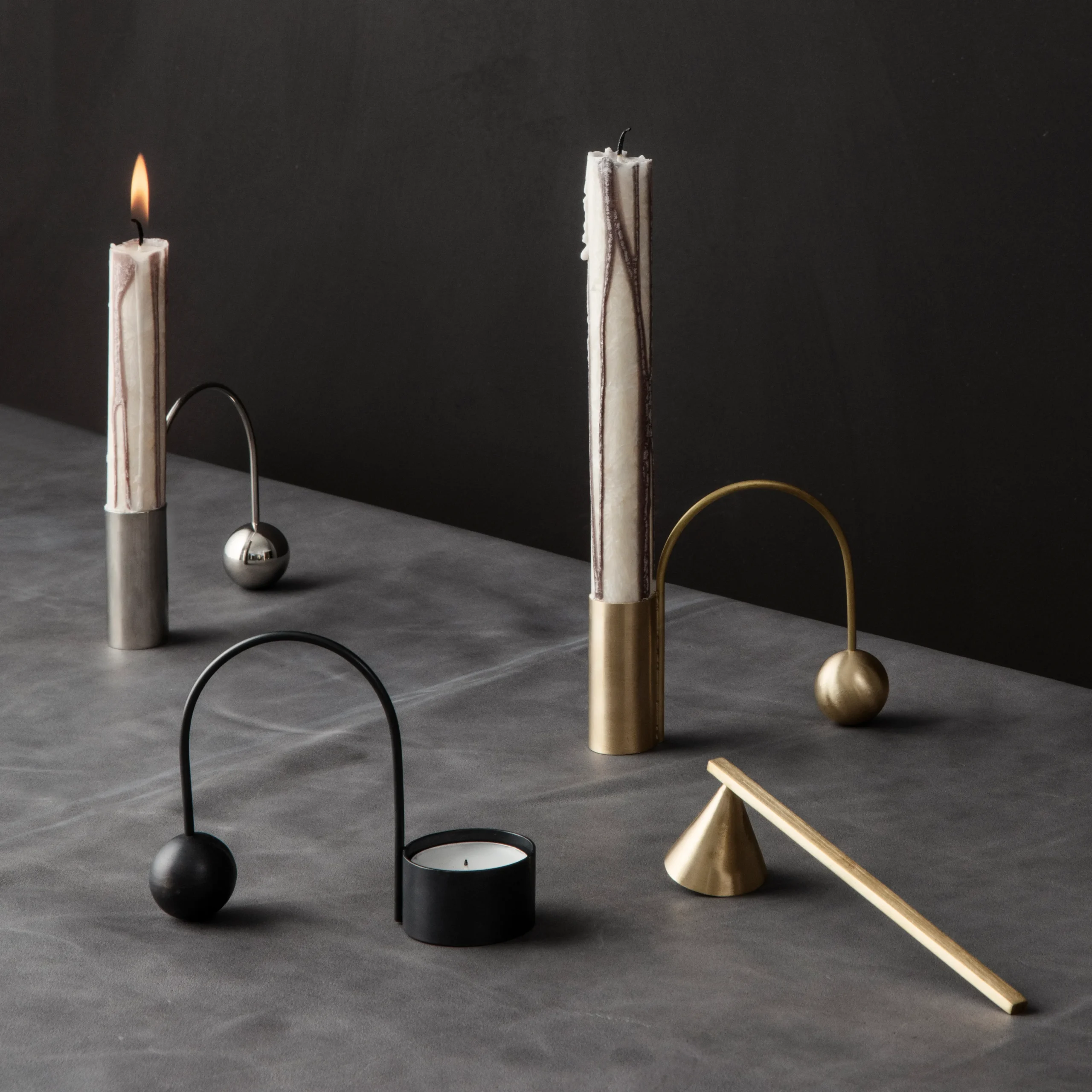 Ferm LIVING Bougeoir Balance Noir 2 Ferm LIVING Bougeoir Balance Noir – Image 2