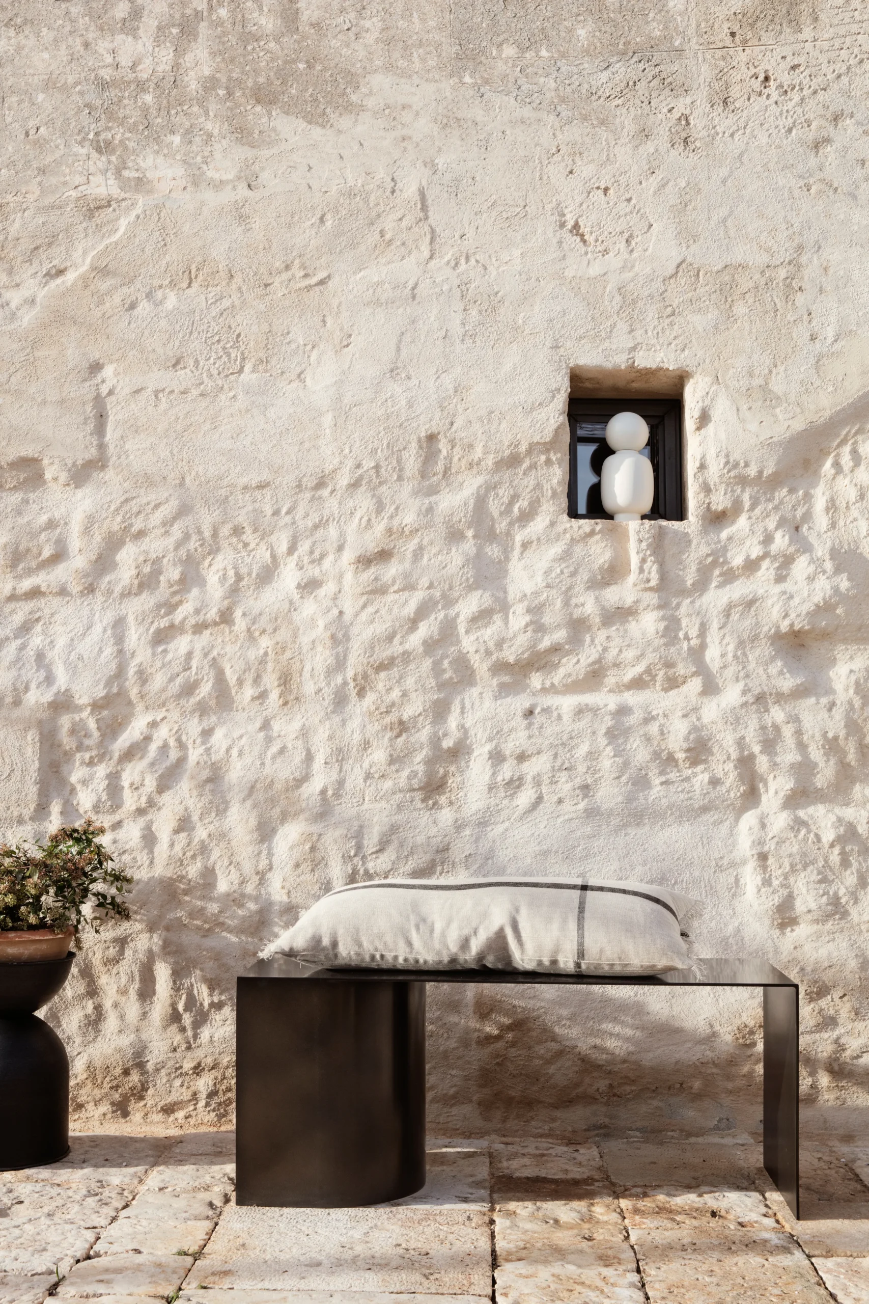 Ferm LIVING Cache-pot Hourglass Petit Ø31 Cm 7 Ferm LIVING Cache-pot Hourglass Petit Ø31 Cm – Image 7