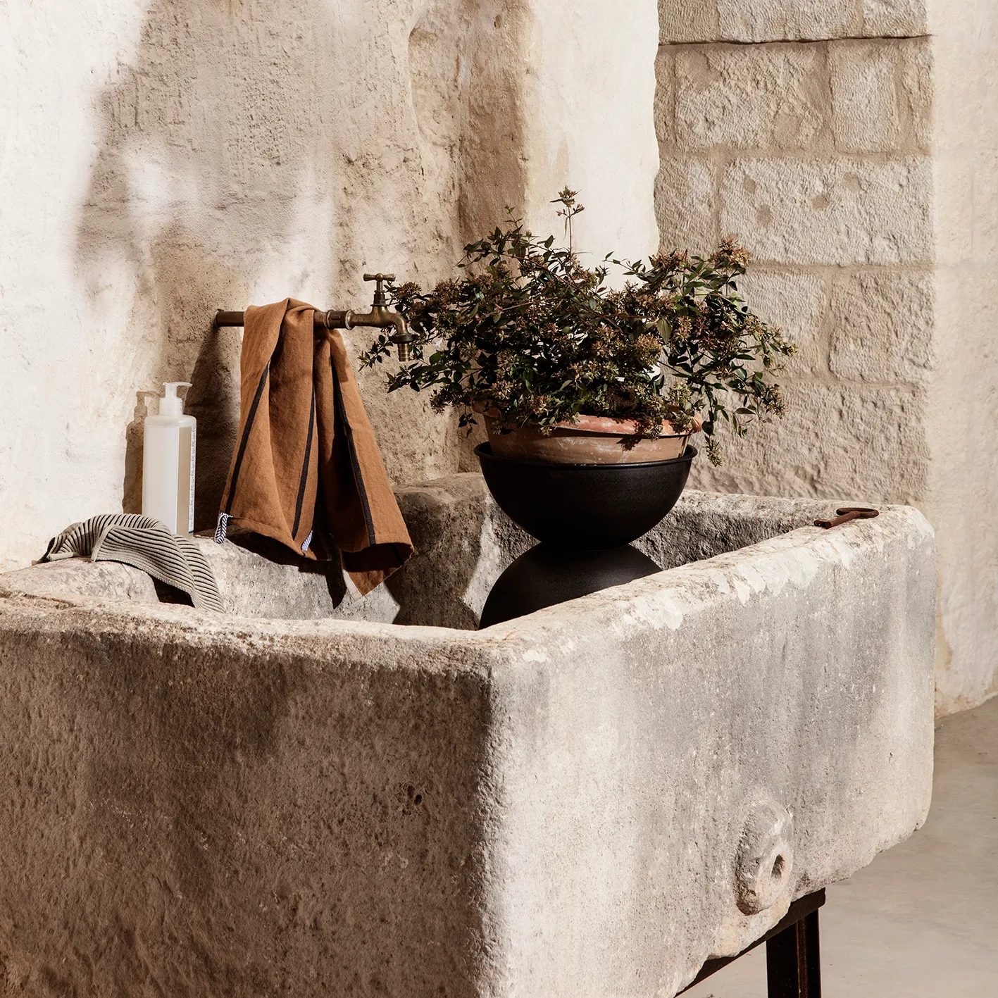 Ferm LIVING Pot Hourglass Extra Small Ø21 Cm 5 Ferm LIVING Pot Hourglass Extra Small Ø21 Cm – Image 5