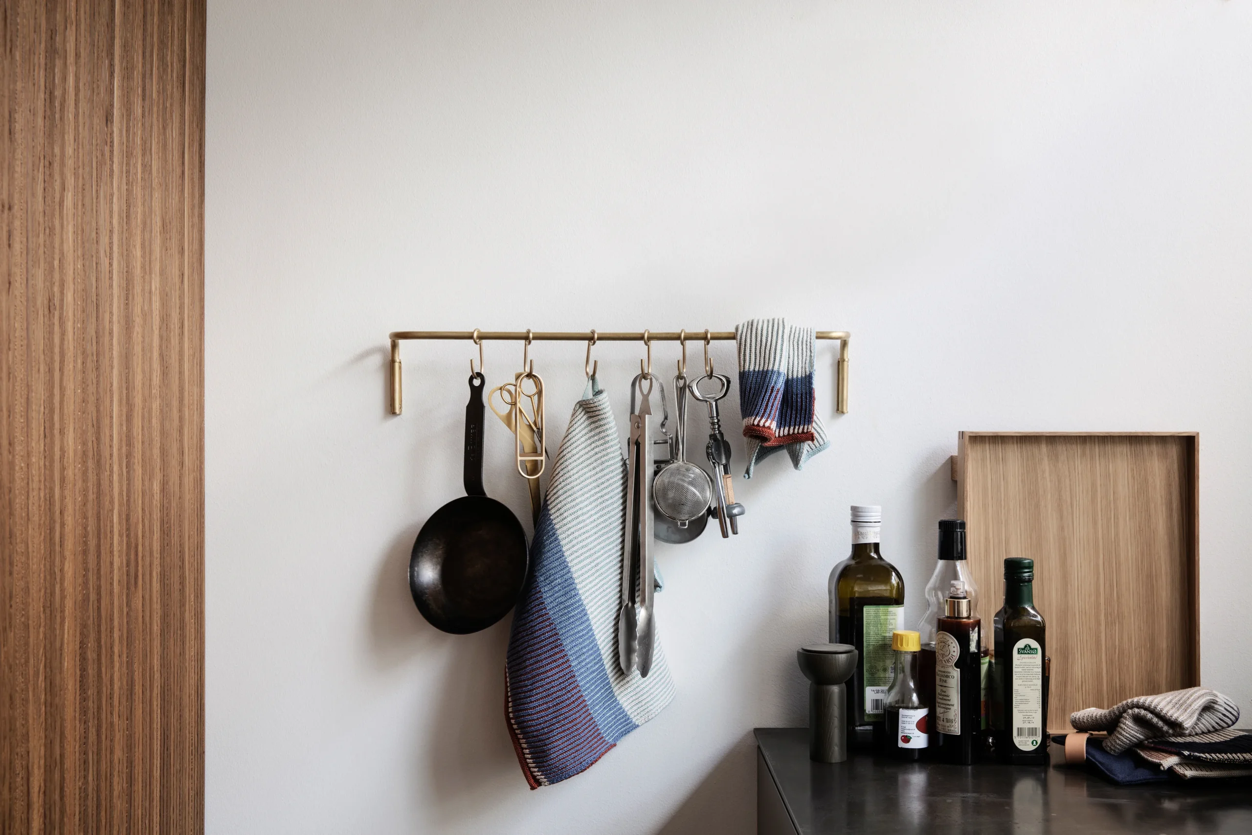 Ferm LIVING Tringle De Cuisine Avec 6 Crochets Kitchen 2 Ferm LIVING Tringle De Cuisine Avec 6 Crochets Kitchen – Image 2