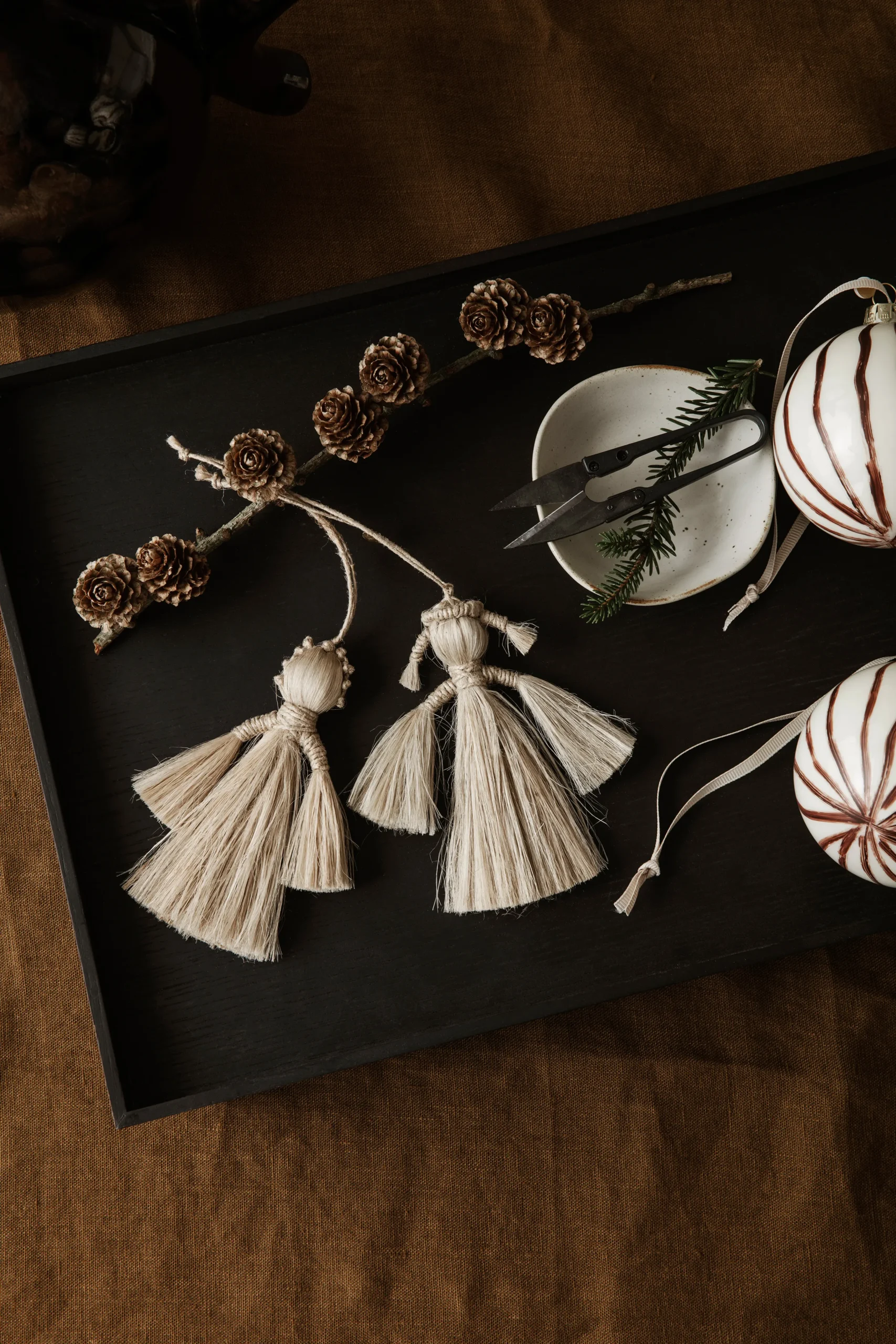 Ferm LIVING Boules De Noël Lines Ø8 Cm Lot De 4 2 Ferm LIVING Boules De Noël Lines Ø8 Cm Lot De 4 – Image 2