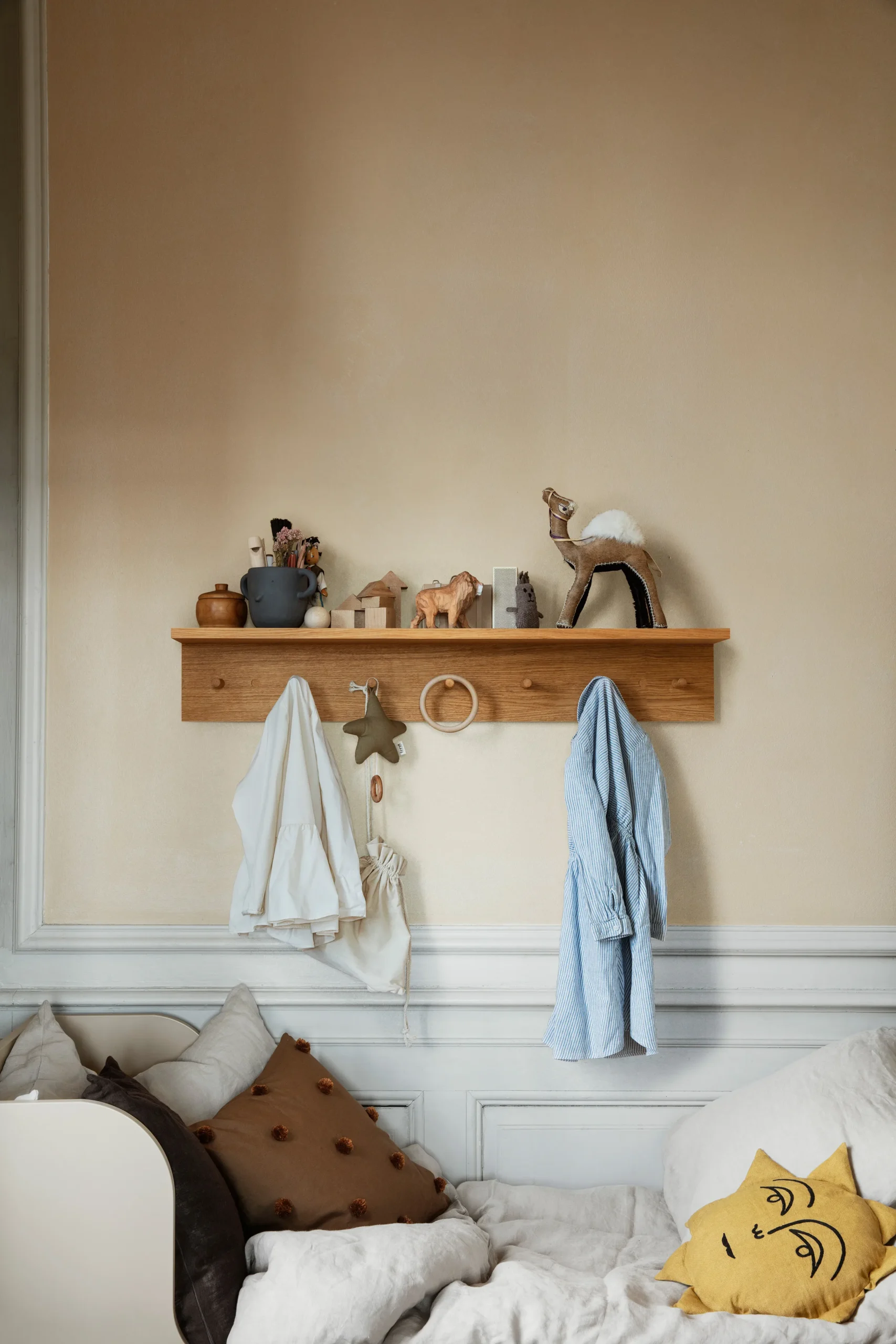 Ferm LIVING Étagère-patère à Boutons Place Rack Chêne 2 Ferm LIVING Étagère-patère à Boutons Place Rack Chêne – Image 2