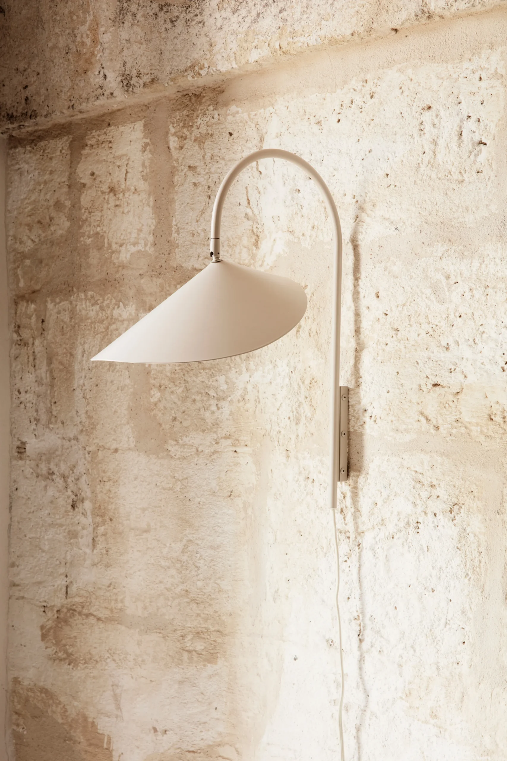 Ferm LIVING Lampe Murale Arum Swivel 6 Ferm LIVING Lampe Murale Arum Swivel – Image 6