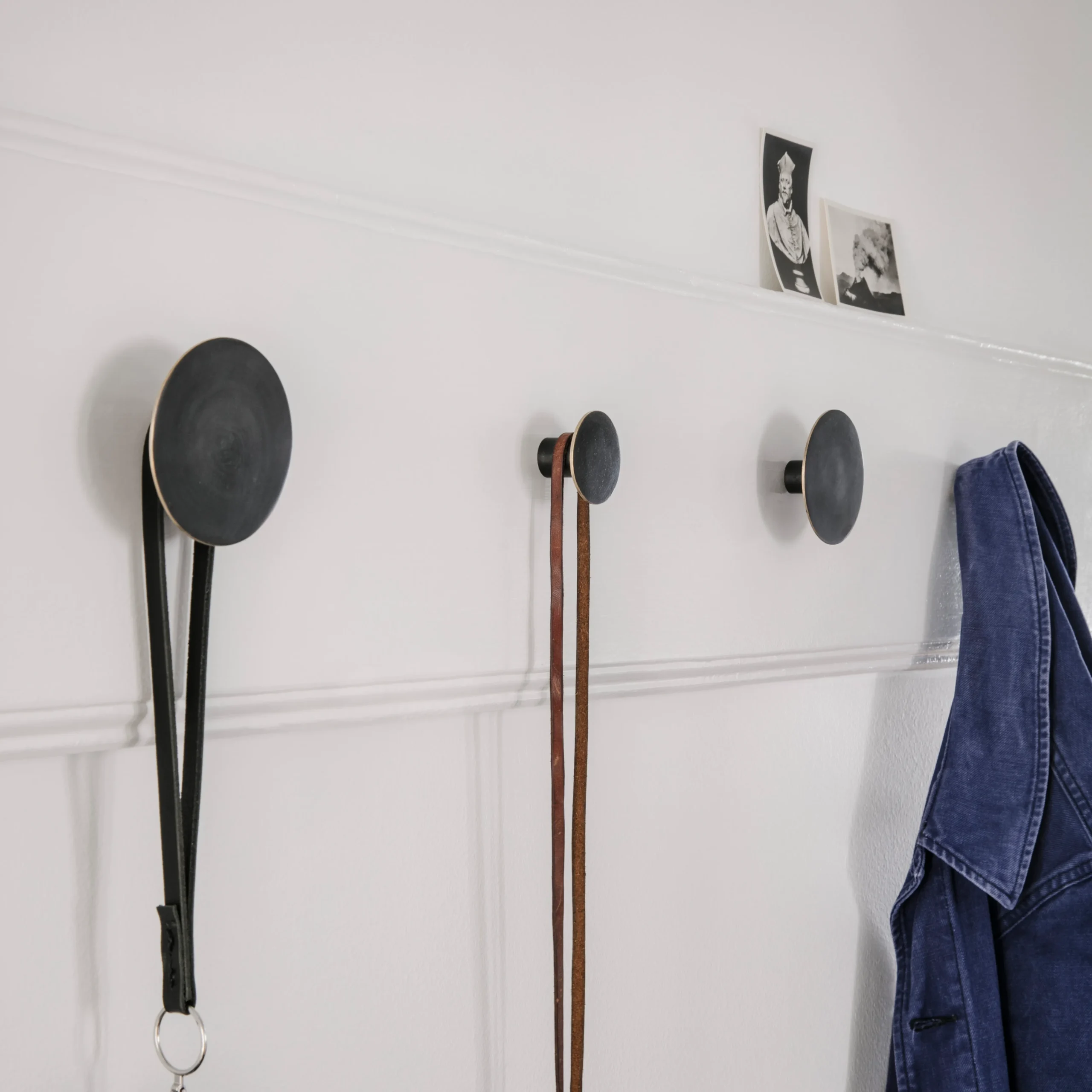 Ferm LIVING Crochet Bouton Flat Circle Noir-laiton 2 Ferm LIVING Crochet Bouton Flat Circle Noir-laiton – Image 2